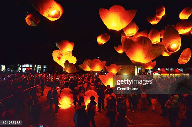 sky lantern festival taiwan - releasing stock-fotos und bilder