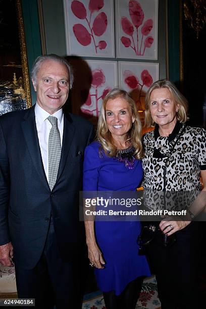 Ambassador to France, Jane D. Hartley standing between Alain Flammarion and his wife Suzanna attend the Press conference announcing a donation by...