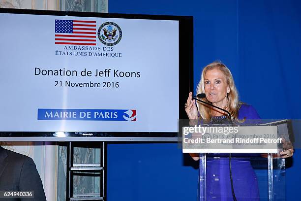 Ambassador to France, Jane D. Hartley presents the Press conference announcing a donation by artist Jeff Koons who offers the "Bouquet of Tulips" to...