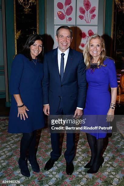 Mayor of Paris, Anne Hidalgo, Artist Jeff Koons and USA Ambassador to France, Jane D. Hartley attend the Press conference announcing a donation by...