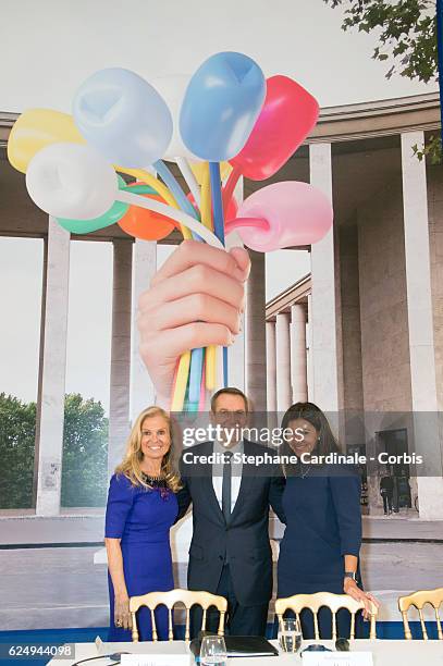 Ambassador to France, Jane D. Hartley, Artist Jeff Koons and Mayor of Paris, Anne Hidalgo attend the Press conference announcing a donation by artist...