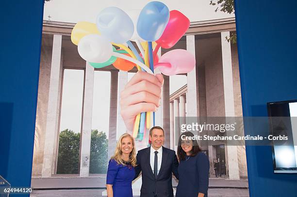 Ambassador to France, Jane D. Hartley, Artist Jeff Koons and Mayor of Paris, Anne Hidalgo attend the Press conference announcing a donation by artist...