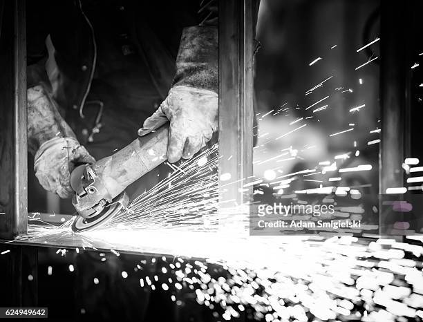 industrial worker grinding steel in workshop - factory worker black and white stockfoto's en -beelden