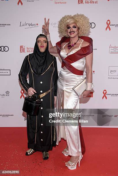 Gloria Viagra and a guest attend the Artists Against Aids Gala at Stage Theater des Westens on November 16, 2016 in Berlin, Germany.
