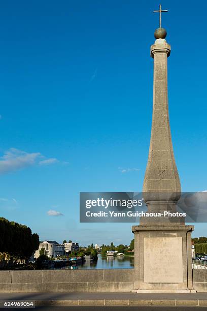 the pont solferino overcross the oise river - pontoise stockfoto's en -beelden