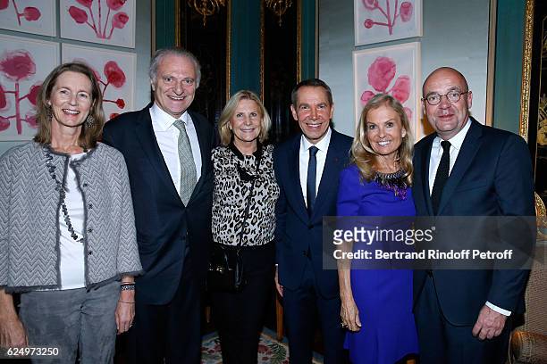 Ina Giscard-d'Estaing, Alain Flammarion, his wife Suzanna, Artist Jeff Koons, USA Ambassador to France, Jane D. Hartley and Director of "Musee d'Art...