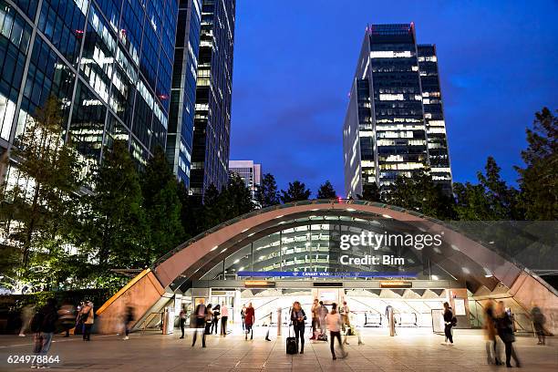 edificios de oficinas en dusk, canary wharf, distrito financiero de londres, inglaterra - busy train station fotografías e imágenes de stock