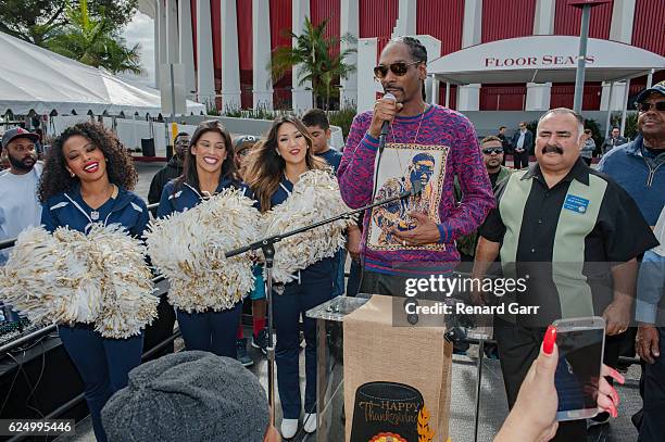 La Rams Turkey 46 Michelle And Snoop Dogg Photos & High Res Pictures - Getty Images