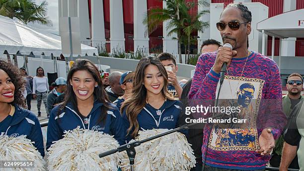 La Rams Turkey 46 Michelle And Snoop Dogg Photos & High Res Pictures - Getty Images