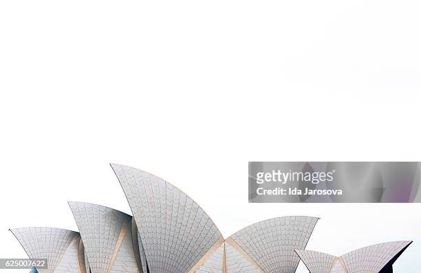sydneys opera house-dachlinie vor dem himmel, hintergrund mit kopierraum - sydney opera house stock-fotos und bilder