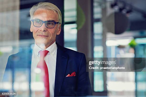 l'uomo d'affari è nel suo ufficio - croupier foto e immagini stock