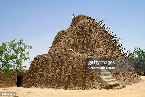 tomb of askia - stadt gao stock-fotos und bilder