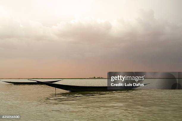 pinnaces on niger river - niger river imagens e fotografias de stock