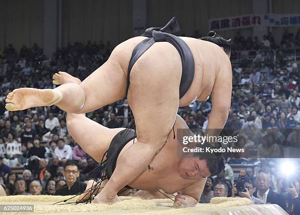 Goeido suffers his third loss at the hands of fellow ozeki Kisenosato on the ninth day of the Kyushu Grand Sumo Tournament at Fukuoka Kokusai Center...