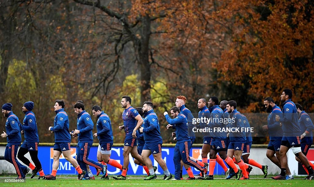Ff Rugby France's national rugby team players run during a training session on ...