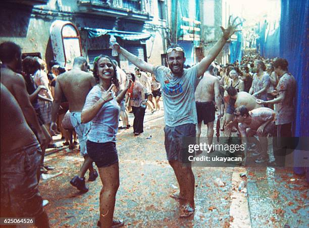 la tomatina festival españa - tomatina fotografías e imágenes de stock
