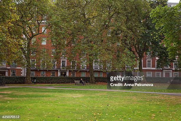 an us embassy building seen from grosvenor square, mayfair, london - grosvenorplein stockfoto's en -beelden