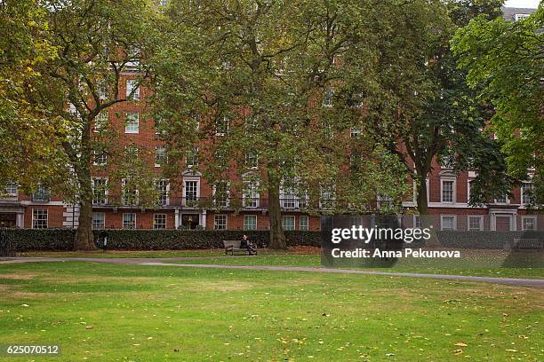 an us embassy building seen from grosvenor square, mayfair, london - grosvenor square stock pictures, royalty-free photos & images