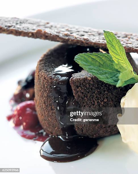 chocolate souffle - chocolade mousse stockfoto's en -beelden