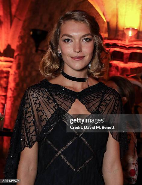 Arizona Muse attends the Save The Children Winter Gala at The Guildhall on November 22, 2016 in London, England.
