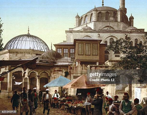 Mosque and street scene at Scutari, near Constantinople , Turkey. Photochrome.