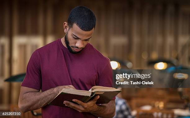 joven estudiante en la biblioteca - libro viejo fotografías e imágenes de stock