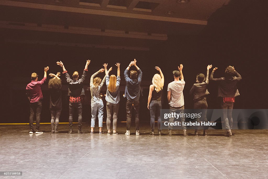 Grupo de jóvenes bailarines sobre el escenario