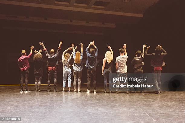 grupo de jovens bailarinas no palco - theatrical performance imagens e fotografias de stock