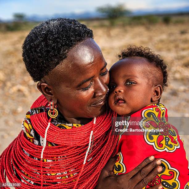 african woman kissing her baby, kenya, east africa - african tribal culture 個照片及圖片檔