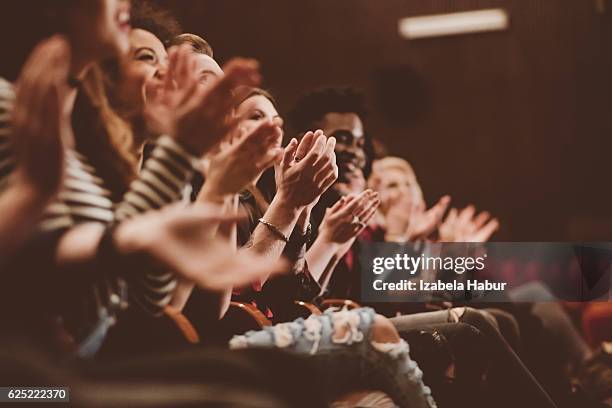 publikum applaudieren im theater - performance stock-fotos und bilder