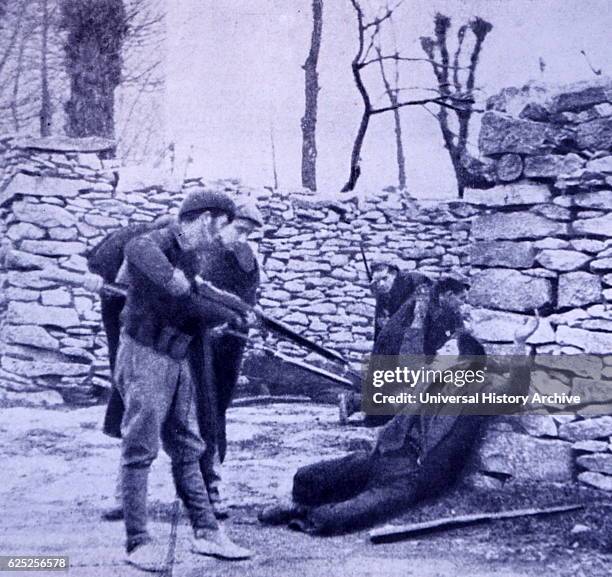 Photograph of Francoist Spanish legionnaires with a captive. Dated 20th Century.