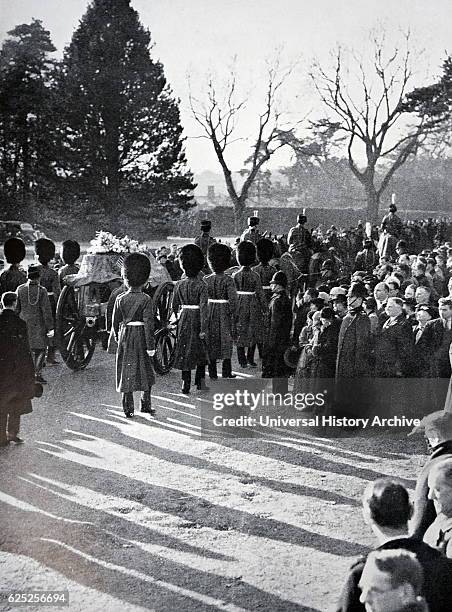 Photograph of the funerary procession of King George V . Dated 20th Century.