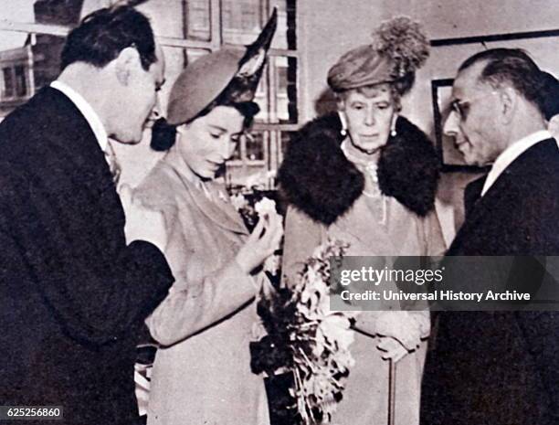 Photograph of Queen Elizabeth II and the Duke of Edinburgh looking at their wedding present. Dated 20th Century.