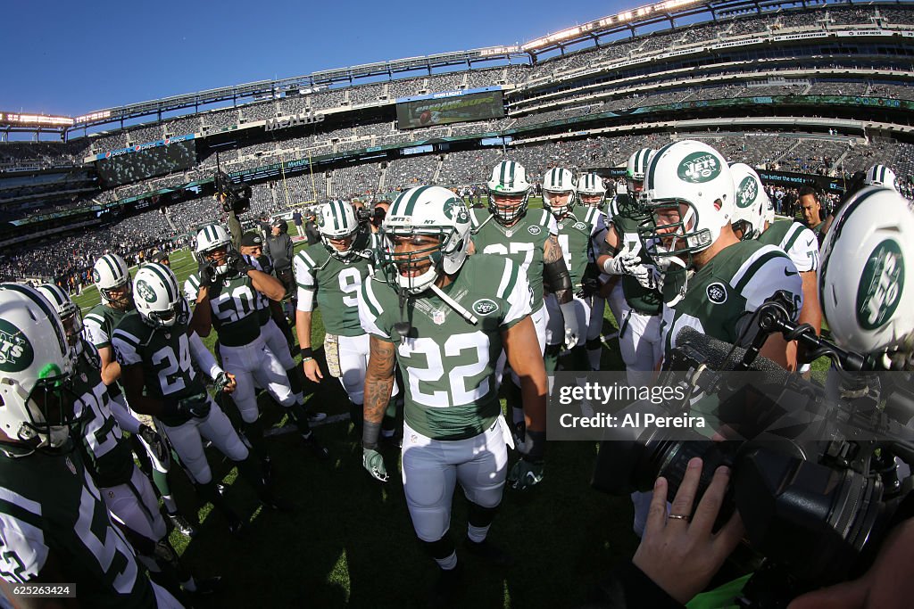 La Rams Jet Running Back Matt Forte of the New York Jets rallies his teammates ...
