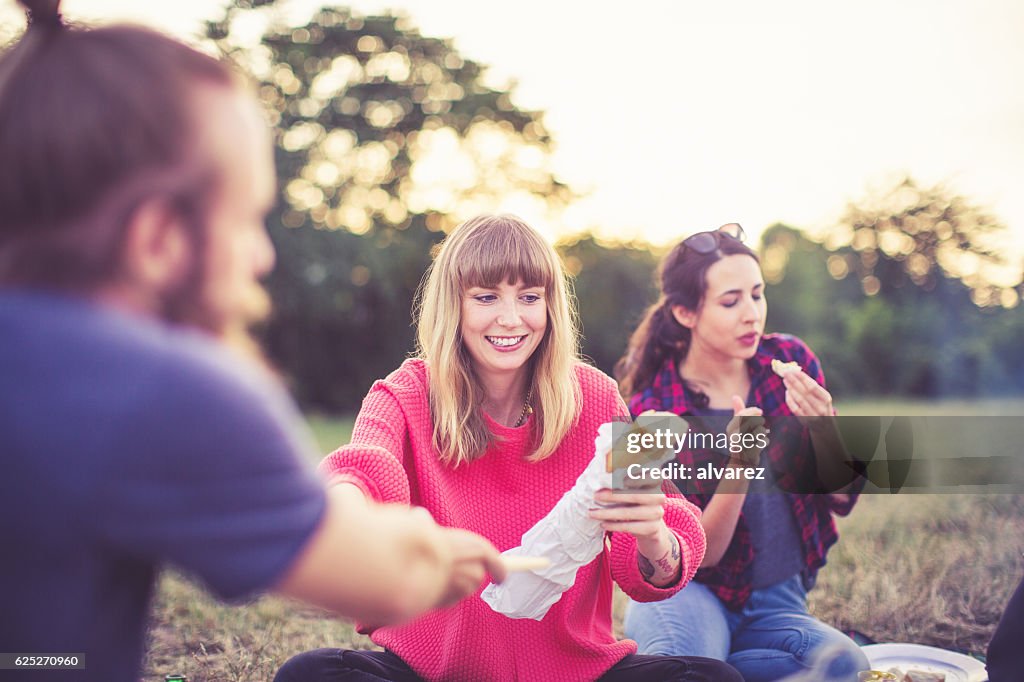 Junge Menschen essen im Park