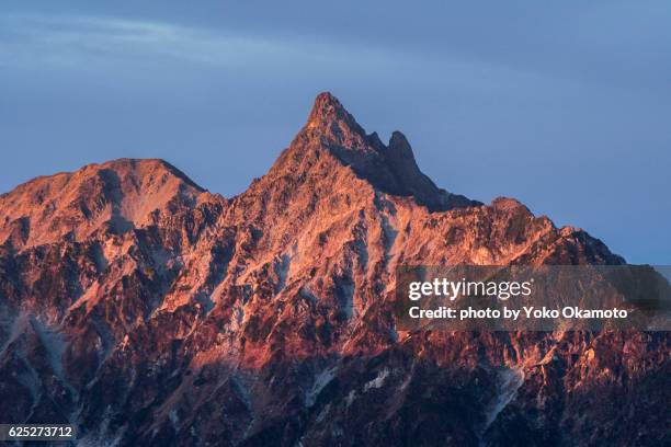 mt.yari dyed red in the morning sun - 雄大 fotografías e imágenes de stock