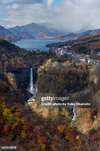 overlooking the view of nikko in autumn - 湖 fotografías e imágenes de stock