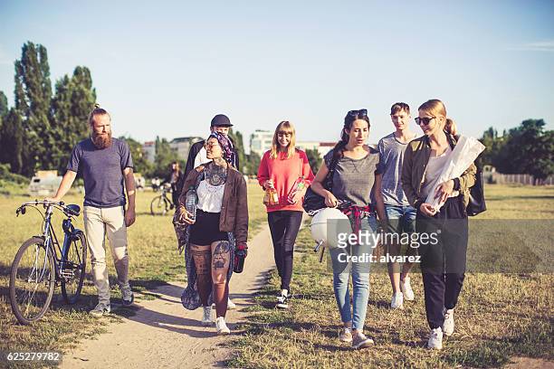multiracial freunde gehen auf picknick - discussion germany outdoor friends stock-fotos und bilder