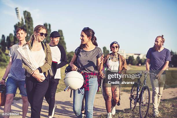 gruppe junger leute beim picknick - park berlin stock-fotos und bilder