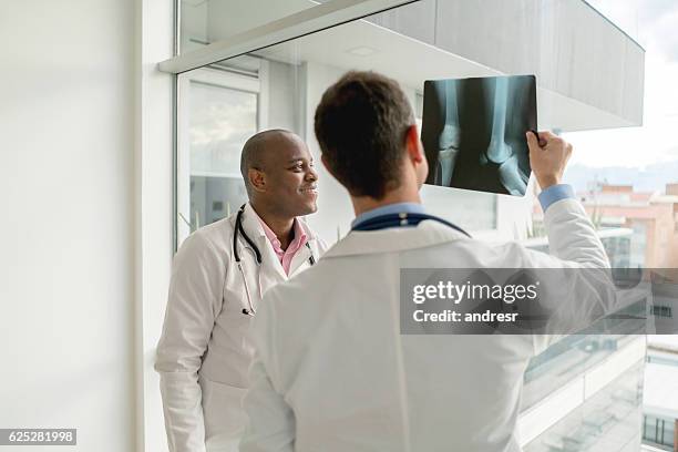 doctors looking at an x-ray - human knee 個照片及圖片檔