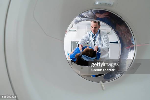 doctor doing a cta scan on a patient - radiologist 個照片及圖片檔