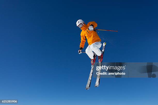 freestyle skier in air - extreem skiën stockfoto's en -beelden