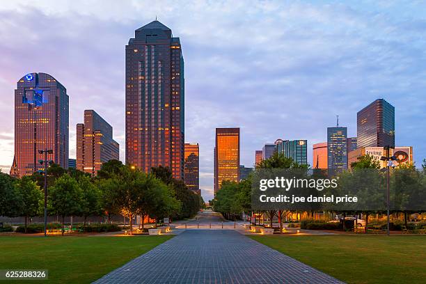 dallas skyline, klyde warren park, sunset, dallas, texas, america - dallas texas 個照片及圖片檔