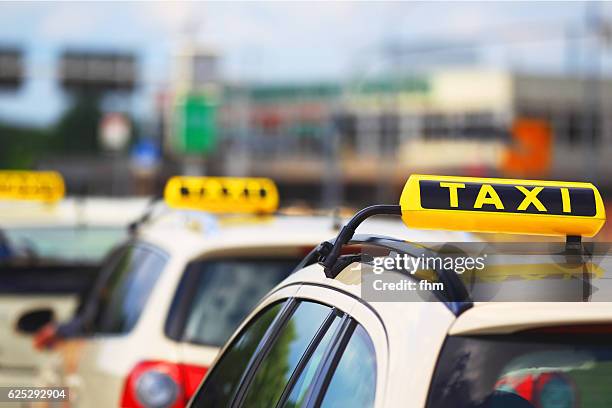 taxi signs - cars waiting for passenger - taxi fotografías e imágenes de stock