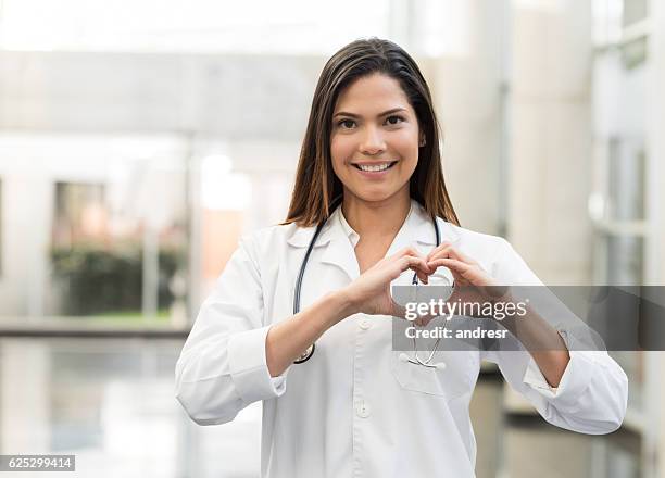 cardiologist at the hospital - auscultation woman stockfoto's en -beelden