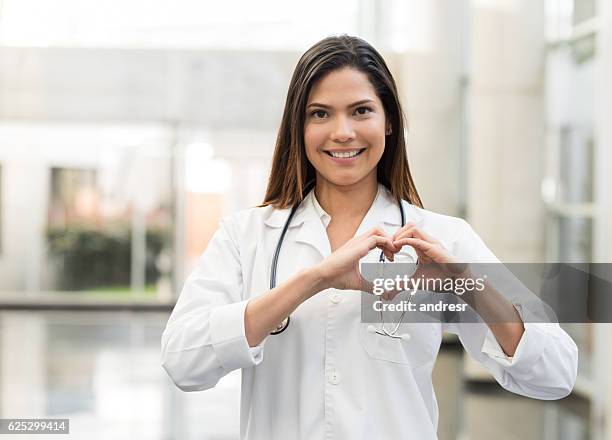 cardiologista no hospital - paramedic - fotografias e filmes do acervo