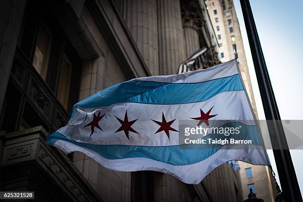 windy chicago flag outside city hall - chicago illinois photos et images de collection