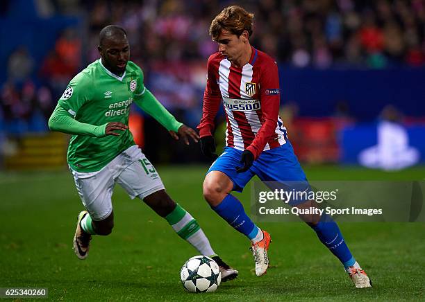 Antoine Griezmanno of Atletico de Madrid competes for the ball with Jetro Willems of PSV Eindhoven during the UEFA Champions League Group D match...