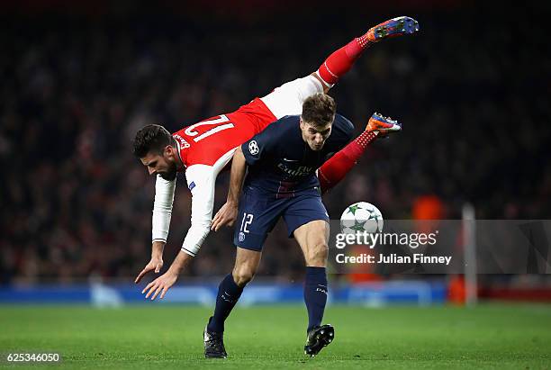 Olivier Giroud of Arsenal and Thomas Meunier of PSG battle for possession during the UEFA Champions League Group A match between Arsenal FC and Paris...