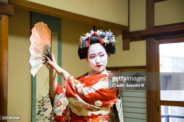 maiko girl dancing with paper fan in japanese tatami room - geisha 個照片及圖片檔